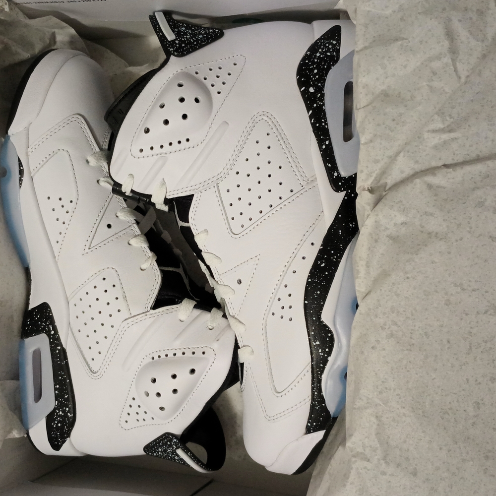 White and Black Speckled Sneakers Jordan 6 Retro.